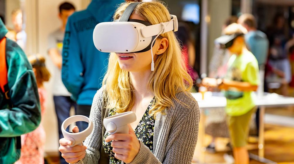 Bild mit einer Person, die eine VR-Brille auf dem Kopf hat. In den Händen hält sie Controller. Quelle: Helge Gerische