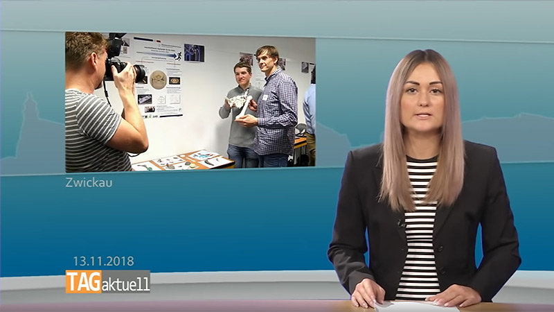 Vorschaubild: Eine Moderatorin von Zwickau TV liest Nachrichten vor. Nachwuchswissenschaftler der WHZ präsentieren Forschung auf Forschungsforum.
