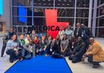 Gruppenbild aller Teilnehmenden in freudiger Stimmung auf der MEDICA 2025 in Düsseldorf