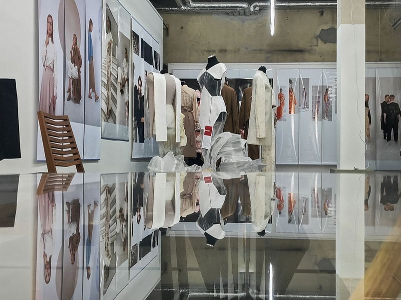 Foto: Schaufensterpuppen mit Mode, Plakate von Arbeiten
