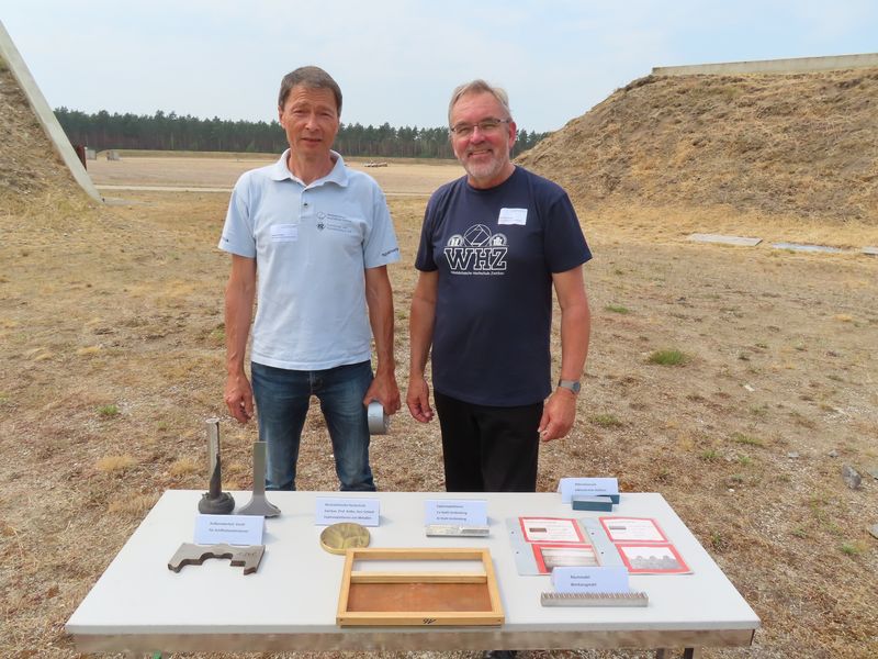 Foto: Tagung der Bundesanstalt für Materialforschung und -prüfung (BAM), Roland Schlott und Prof. Kolbe präsentieren Forschungsergebnisse der WHZ/FTZ auf dem Sprengplatz des Testgeländes Technische Sicherheit der BAM (Bildquelle: BAM) 