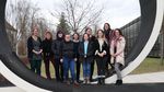 Gruppenfoto, Personen stehen im Looping auf dem Campus Scheffelstraße