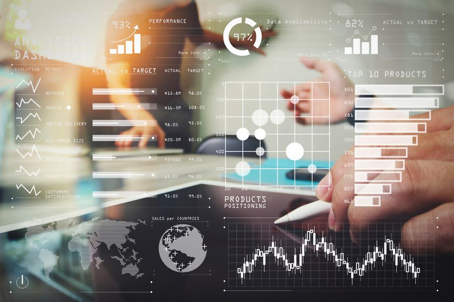 Im Vordergrund werden Zahlen, Analysen, Statistiken eingeblendet, im Hintergrund ist eine Büroumgebung zu sehen