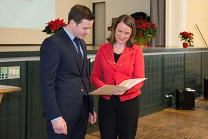 Foto: Frau Prof. S. Mücklich überreicht die Urkunde zum Rasmussen-Preis an Herrn Patrick Beer (li.). Fotoquelle: WHZ/, Bernd Mast