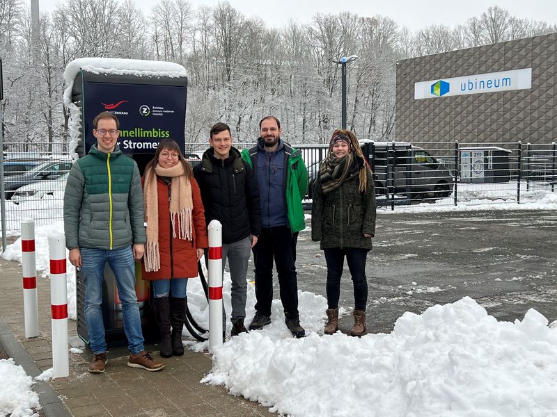 Eine Gruppe steht vor dem Forschungszentrum ubineum und blickt in die Kamera. 
