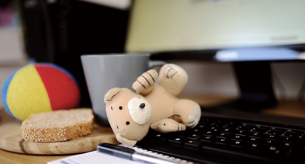 Foto: Ein Plüschteddy liegt umgefallen auf einer Tastatur.