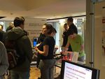 Foto: Interessenten an einem Informationsstand zum Hochschulinformationstag.