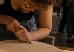 Studierende bei der Holzbearbeitung