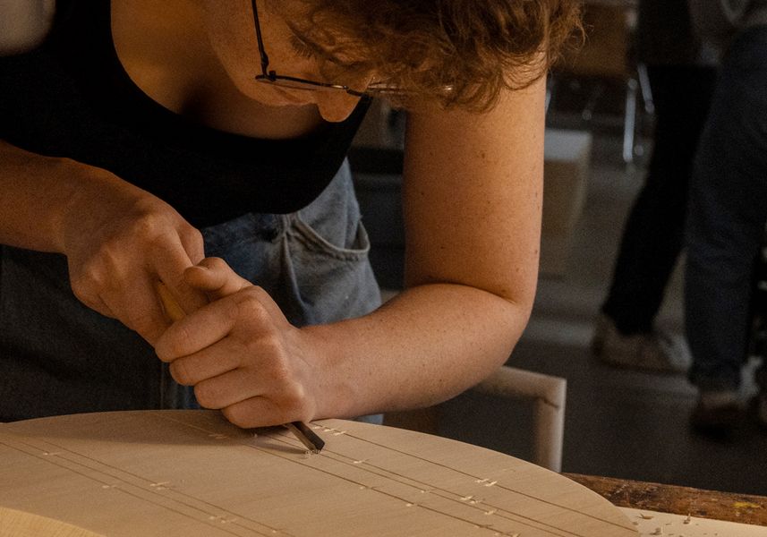 Studierende bei der Holzbearbeitung
