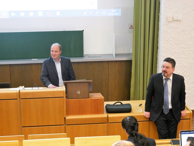 Aus diesem Foto sind Michael Stoye, Sprecher der Sektion Zwickau des Wirtschaftsrates und Prof. Dr. Bernd Zirkler abgebildet.