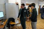 2 Personen, 1 davon mit VR Brille und digitalem Schweißgerät