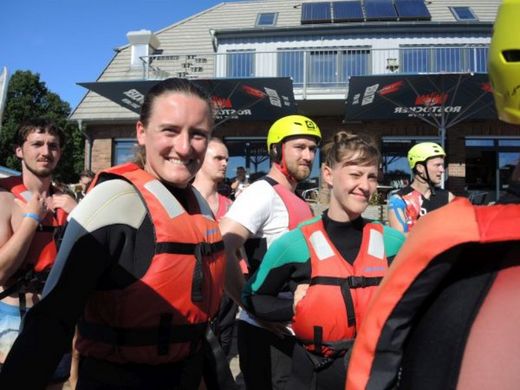 Foto: Teilnehmer des Kitesurfcamp mit Schwimmwesten vor einem Gebäude.