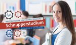 Foto: Auf der rechten Seite steht ein Mädchen mit Büchern im Arm. Links und in der Mitte des Fotos steht Schnupperstudium.