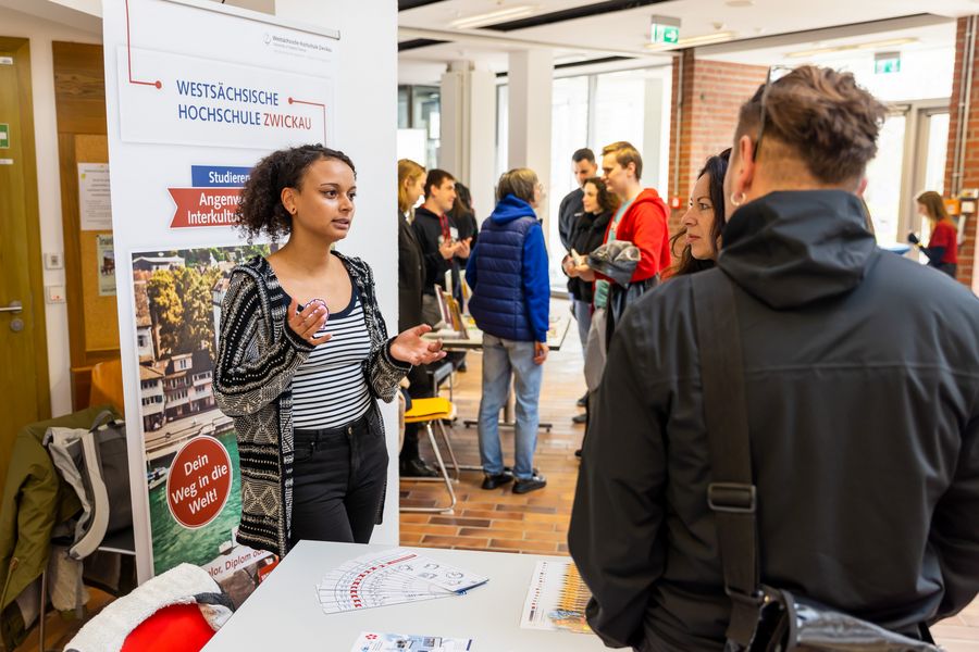 Studierende steht vor Rollup und erklärt. 