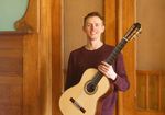 WHZ-Student Paul Hildebrandt mit seiner prämierten Konzertgitarre (Foto: Aaron Vorbrodt)