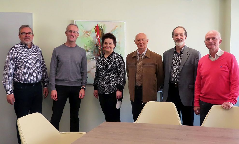 Foto: Sechs Personen stehen nebeneinander.