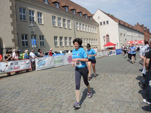 Foto: Sportfest. Marathonläufer laufen durch die Innenstadt.