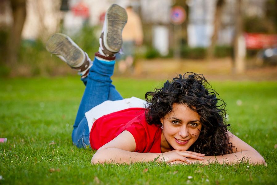 Studentin liegt im Gras