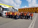 Gruppenfoto: auf einem Werksgelände.