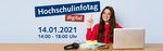 Schülerin vor PC zeigt auf Schriftzug Hochschulinformationstag