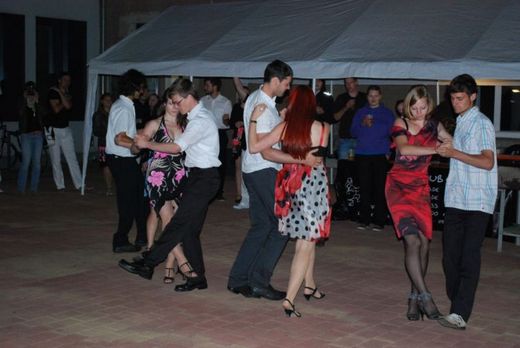 Foto: 4 Tanzpaare zeigen ihre Fortschritte bei einem Sportfest im Außenbereich.