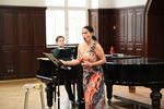 Foto: Ein Mann sitzend am Klavier spielend. Im Vordergrund eine Sängerin stehend und singend.
