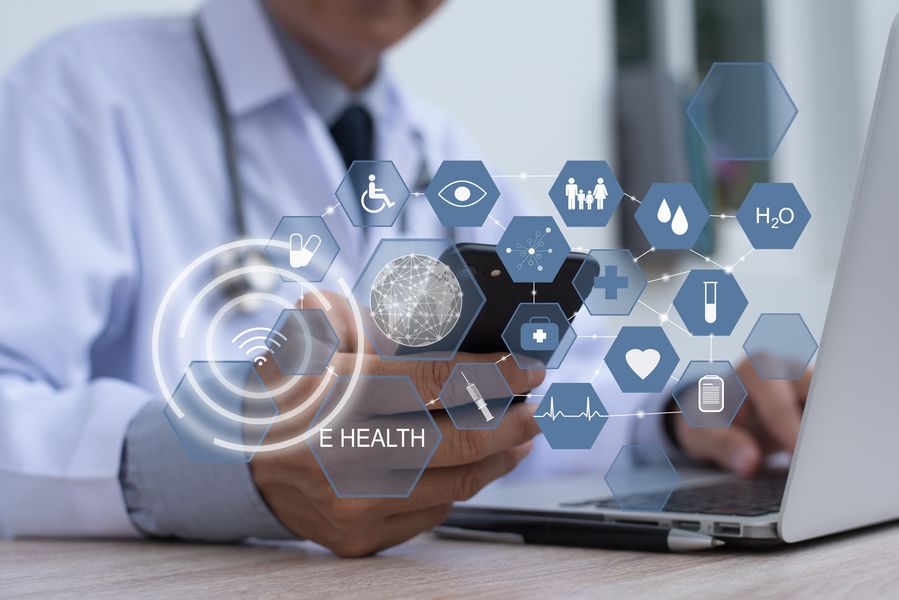 Geschäftsmann mit Smartphone und Laptop im Hintergrund, im Vordergrund Icons zum Thema Gesundheit und Digitales