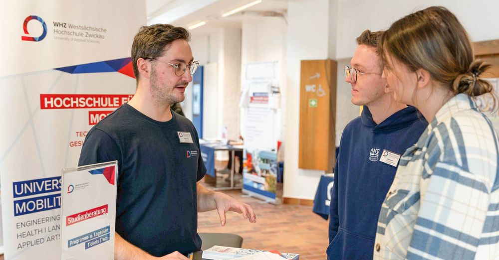 Studierende werden am Info Stand der WHZ beraten