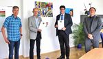 Gruppenfoto: 4 Personen. Rektor Kassel mit Vertretetern und Kooperationsurkunde mit der Polizeiverwaltung Sachsen.