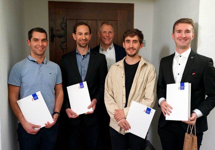 Gruppenfoto - Personen halten Urkunden in der Hand