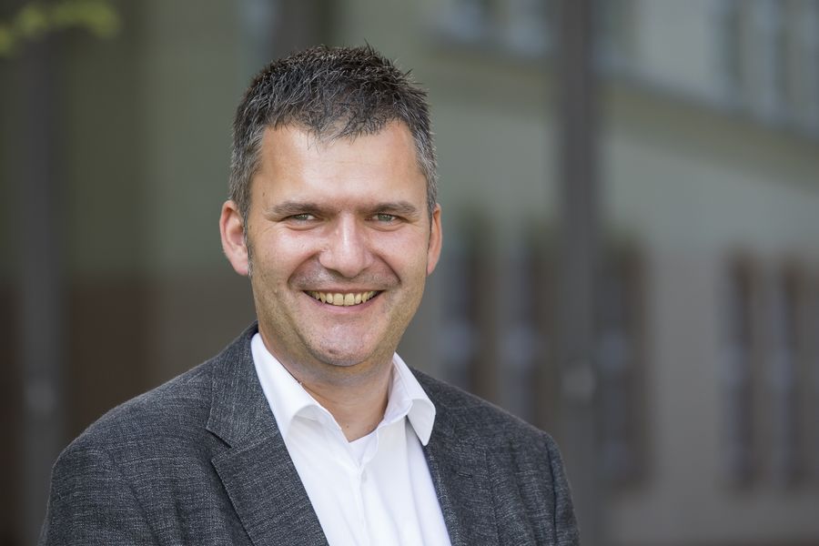 Portraitfoto eines Mannes gekleidet mit Hemd und Sakko