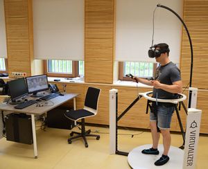 Foto: Eine Person steht mit Datenbrille auf der VR-Plattform