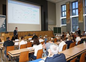 Foto: Studierende sitzen in der Aula Scheffelberg und hören einem Vortrag zu.