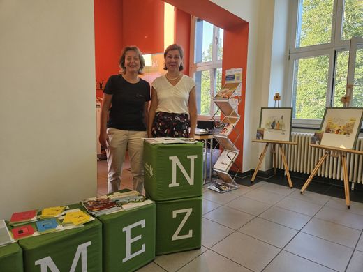 2 Frauen, Würfel mit Buchstaben, Flyer