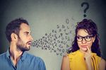 Foto: Links ein Mann mit seitlich gedrehten Kopf und offenem Mund. Aus dem Mund sind Buchstaben herausschwebend skizziert. Rechts eine Frau welche zuhört und ein Fragezeichen über dem Kopf hat.