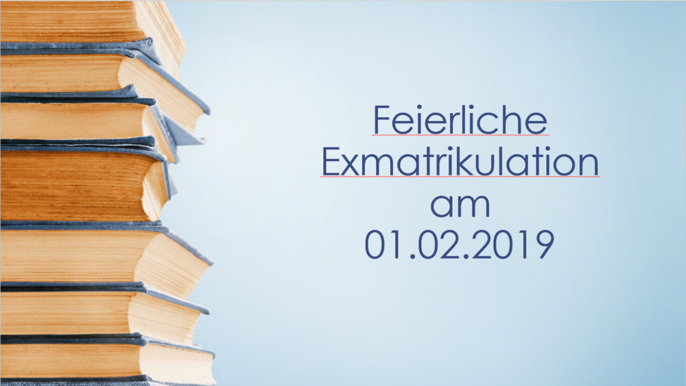 Foto: Ein Stapel Bücher. Daneben die Aufschrift: Feierliche Exmatrikulation am 01.02.2019.