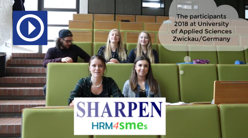 Videovorschaubild. Link zum Video. Fünf Studierende sitzen im Hörsaal 2 auf dem Campus Scheffelberg und schauen in die Kamera.