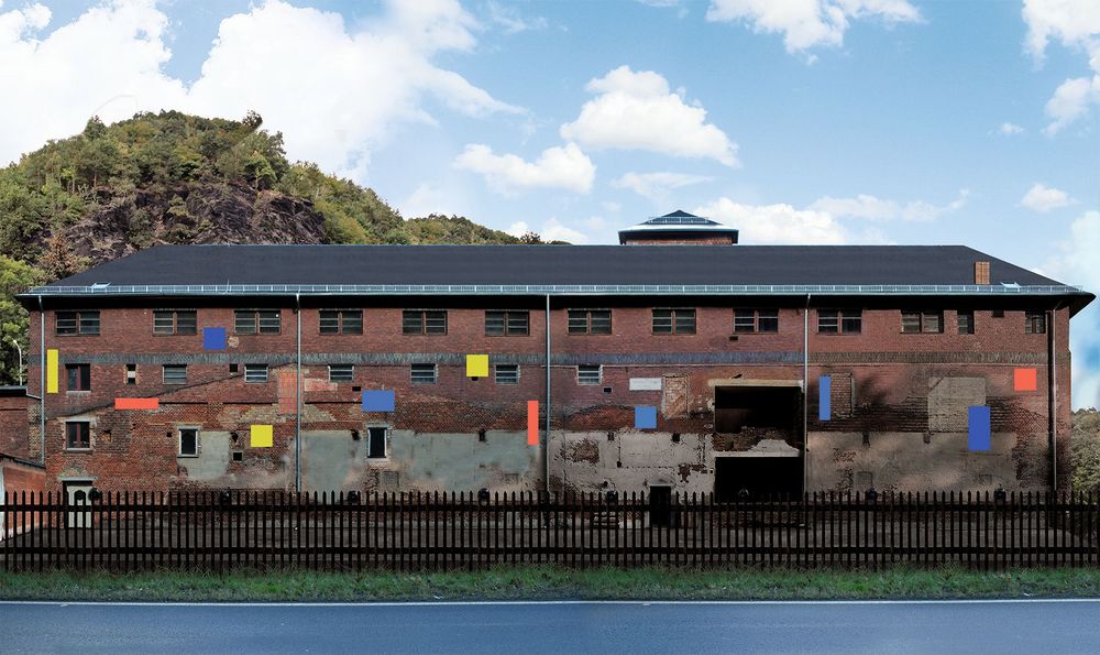Foto: Fassade der alten Papierfabrik Greiz mit realisierter Kunstinstallation von Eva Abt bei Tage (Fotoquelle: Lilli Weiß)