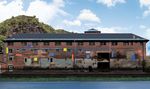 Foto: Fassade der alten Papierfabrik Greiz mit realisierter Kunstinstallation von Eva Abt bei Tage (Fotoquelle: Lilli Weiß)