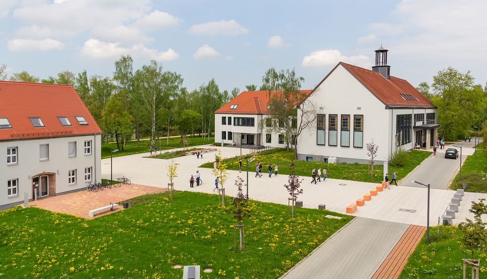 Blick auf das Lehrgebäude auf dem Campus Scheffelstraße
