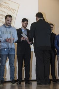 Foto: Absolventen erhalten eine persönliche Gratulation und bekommen die Urkunden überreicht.