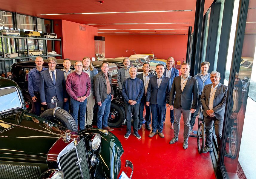 Gruppen von Menschen in einer Oldtimer-Ausstellung