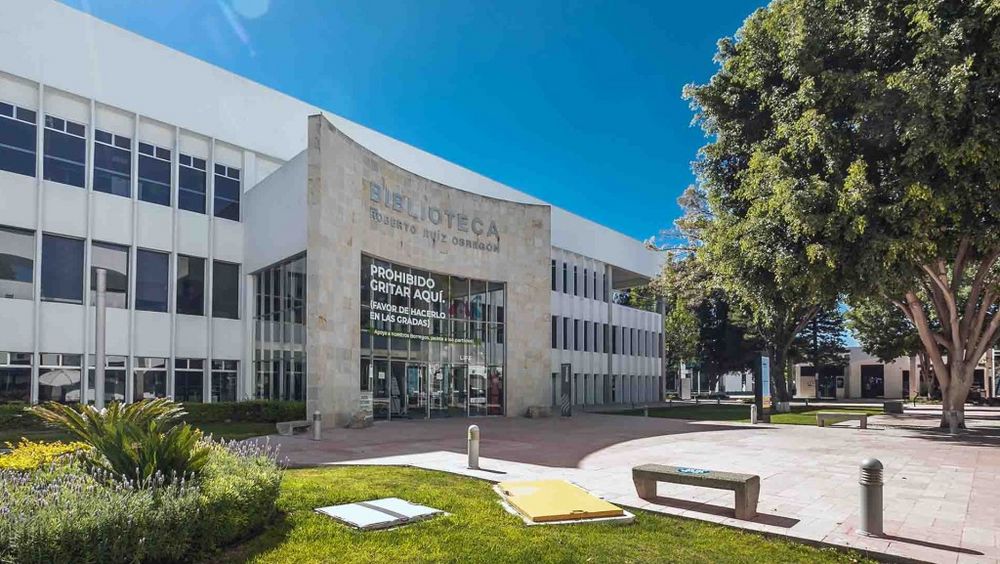 Foto: Titelbild des Artikels "in der eigener Sache" der Fakultät AKS, gezeigt wird eine Universitätsbibliothek in Mexiko