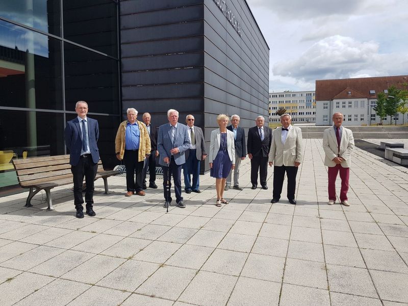 Foto: Auf dem Platz vor dem August-Horch-Bau der Westsächsischen Hochschule Zwickau stehen 10 Personen.