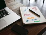 Foto Laptop und Notizzettel