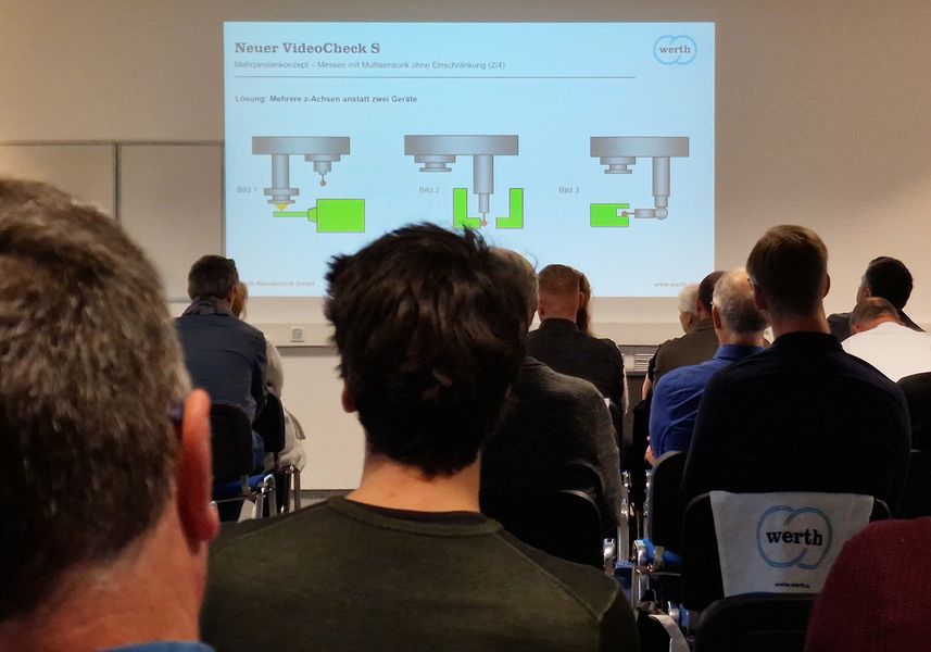 sitzende Männer und Frauen die nach vorn zum Referenten des Seminars blicken