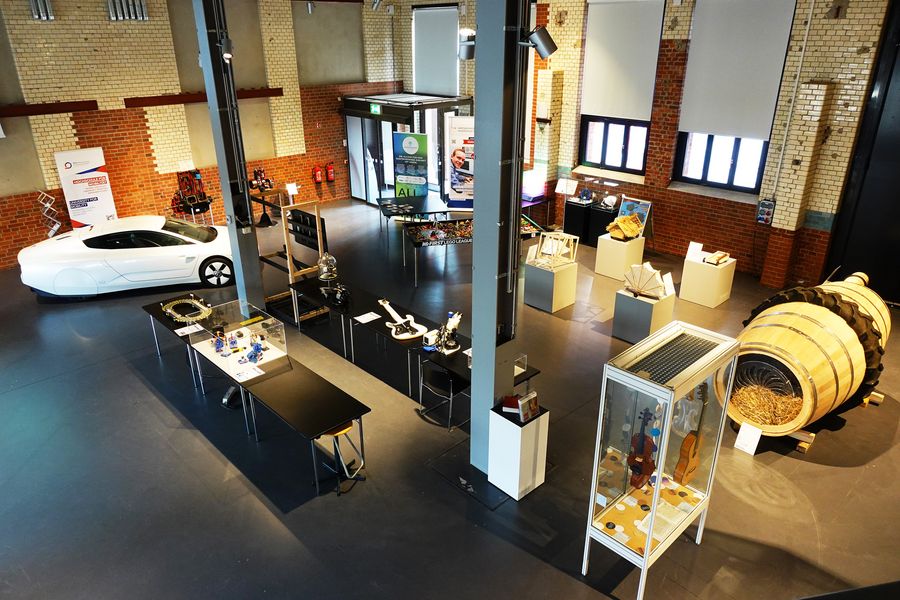 Verschiedene Exponate in der Ausstellung eines Industriemuseums