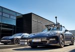Foto: Ein Porsche steht vor dem Gebäude der Fakultät Kfz-Technik. Auf dem Fahrzeug befinden sich diverse Kameras und Messapparaturen.