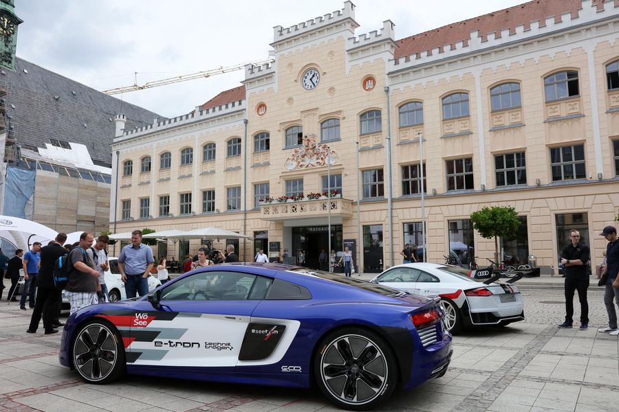 Foto: Fahrzeuge und Besucher stehen auf dem Hauptmarkt.