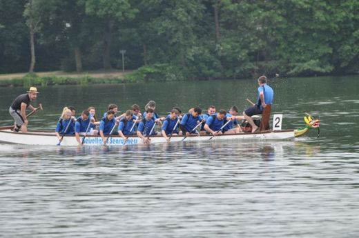 Foto: Ein WHZ Drachenboot mit Besatzung auf dem Schwanenteich.